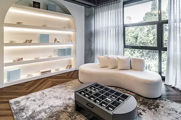 Monocromías vigentes Ofreciendo una estética minimalista, la monocromía o el uso de un sola de gama de color, fue otra de las tendencias que marcó el 2023. Una elección para crear espacios cohesionados visualmente y que transmitan equilibrio. Esta alternativa permite que otras partes del diseño cobren mayor protagonismo, ubicando la atención sobre formas, texturas y detalles de la estructura y el mobiliario. De esta manera, crean continuidad en los espacios, haciendo que incluso parezcan más grandes. La versatilidad de esta tendencia facilita que se adapte a diferentes estilos y personalidades.